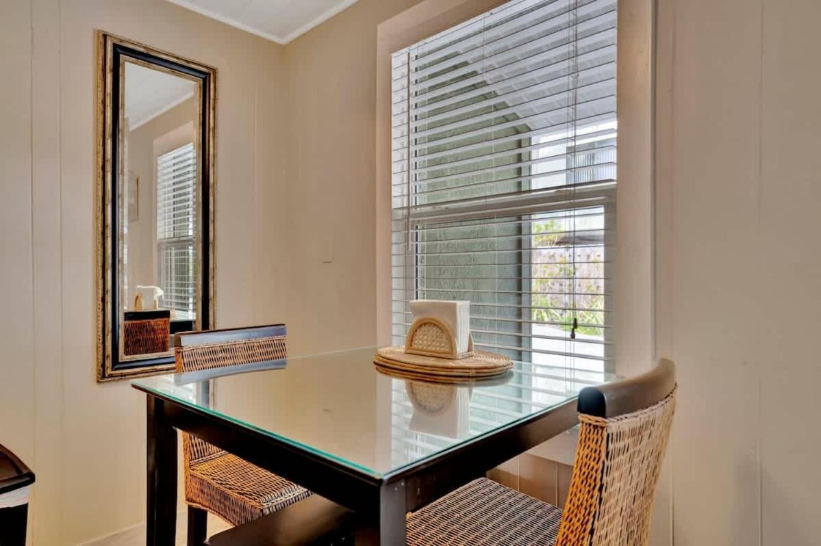 Stones Throw Beachside Bungalow #1 On The Beach Clearwater Beach Extérieur photo