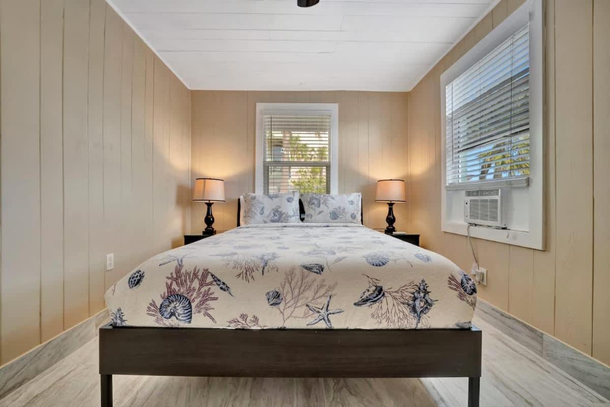 Stones Throw Beachside Bungalow #1 On The Beach Clearwater Beach Extérieur photo
